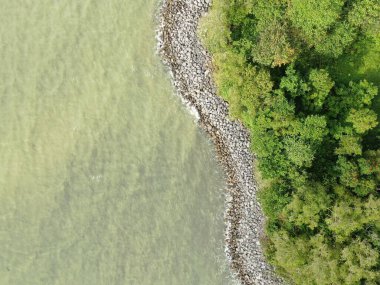 Santubong, Sarawak / Malezya - 29 Aralık 2020: Santubong 'un Yaratıcı Hava Atışları ve Malezya' nın Damai Sahilleri, Güney Çin Denizi 'nin yanında, arka planda Santubong Dağı bulunuyor..