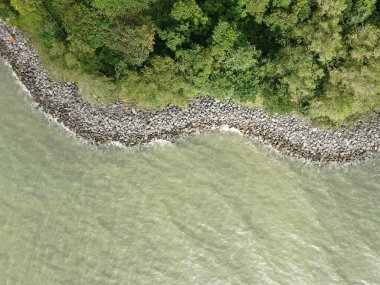Santubong, Sarawak / Malezya - 29 Aralık 2020: Santubong 'un Yaratıcı Hava Atışları ve Malezya' nın Damai Sahilleri, Güney Çin Denizi 'nin yanında, arka planda Santubong Dağı bulunuyor..