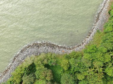 Santubong, Sarawak / Malezya - 29 Aralık 2020: Santubong 'un Yaratıcı Hava Atışları ve Malezya' nın Damai Sahilleri, Güney Çin Denizi 'nin yanında, arka planda Santubong Dağı bulunuyor..