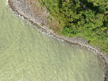 Santubong, Sarawak / Malezya - 29 Aralık 2020: Santubong 'un Yaratıcı Hava Atışları ve Malezya' nın Damai Sahilleri, Güney Çin Denizi 'nin yanında, arka planda Santubong Dağı bulunuyor..