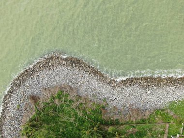 Santubong, Sarawak / Malezya - 29 Aralık 2020: Santubong 'un Yaratıcı Hava Atışları ve Malezya' nın Damai Sahilleri, Güney Çin Denizi 'nin yanında, arka planda Santubong Dağı bulunuyor..