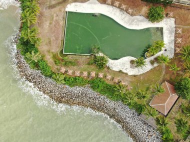 Santubong, Sarawak / Malezya - 29 Aralık 2020: Santubong 'un Yaratıcı Hava Atışları ve Malezya' nın Damai Sahilleri, Güney Çin Denizi 'nin yanında, arka planda Santubong Dağı bulunuyor..