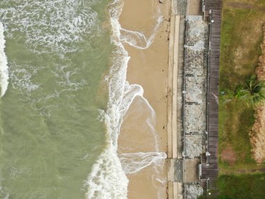 Santubong, Sarawak / Malezya - 29 Aralık 2020: Santubong 'un Yaratıcı Hava Atışları ve Malezya' nın Damai Sahilleri, Güney Çin Denizi 'nin yanında, arka planda Santubong Dağı bulunuyor..