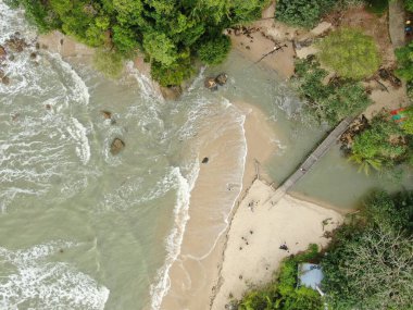 Santubong, Sarawak / Malezya - 29 Aralık 2020: Santubong 'un Yaratıcı Hava Atışları ve Malezya' nın Damai Sahilleri, Güney Çin Denizi 'nin yanında, arka planda Santubong Dağı bulunuyor..