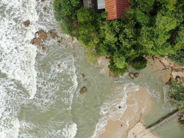 Santubong, Sarawak / Malezya - 29 Aralık 2020: Santubong 'un Yaratıcı Hava Atışları ve Malezya' nın Damai Sahilleri, Güney Çin Denizi 'nin yanında, arka planda Santubong Dağı bulunuyor..
