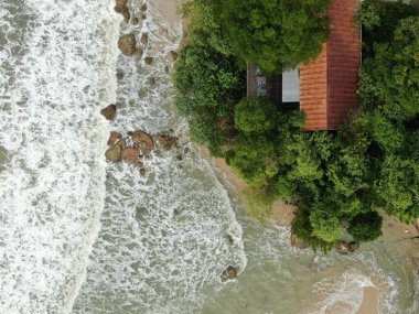 Santubong, Sarawak / Malezya - 29 Aralık 2020: Santubong 'un Yaratıcı Hava Atışları ve Malezya' nın Damai Sahilleri, Güney Çin Denizi 'nin yanında, arka planda Santubong Dağı bulunuyor..