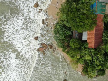 Santubong, Sarawak / Malezya - 29 Aralık 2020: Santubong 'un Yaratıcı Hava Atışları ve Malezya' nın Damai Sahilleri, Güney Çin Denizi 'nin yanında, arka planda Santubong Dağı bulunuyor..