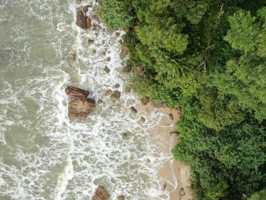 Santubong, Sarawak / Malezya - 29 Aralık 2020: Santubong 'un Yaratıcı Hava Atışları ve Malezya' nın Damai Sahilleri, Güney Çin Denizi 'nin yanında, arka planda Santubong Dağı bulunuyor..