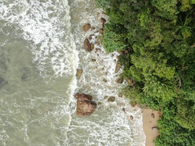 Santubong, Sarawak / Malezya - 29 Aralık 2020: Santubong 'un Yaratıcı Hava Atışları ve Malezya' nın Damai Sahilleri, Güney Çin Denizi 'nin yanında, arka planda Santubong Dağı bulunuyor..