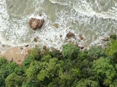 Santubong, Sarawak / Malezya - 29 Aralık 2020: Santubong 'un Yaratıcı Hava Atışları ve Malezya' nın Damai Sahilleri, Güney Çin Denizi 'nin yanında, arka planda Santubong Dağı bulunuyor..