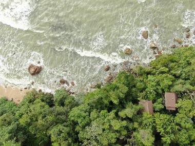 Santubong, Sarawak / Malezya - 29 Aralık 2020: Santubong 'un Yaratıcı Hava Atışları ve Malezya' nın Damai Sahilleri, Güney Çin Denizi 'nin yanında, arka planda Santubong Dağı bulunuyor..