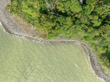 Santubong, Sarawak / Malezya - 29 Aralık 2020: Santubong 'un Yaratıcı Hava Atışları ve Malezya' nın Damai Sahilleri, Güney Çin Denizi 'nin yanında, arka planda Santubong Dağı bulunuyor..