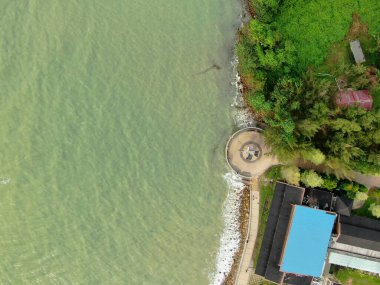 Santubong, Sarawak / Malezya - 29 Aralık 2020: Santubong 'un Yaratıcı Hava Atışları ve Malezya' nın Damai Sahilleri, Güney Çin Denizi 'nin yanında, arka planda Santubong Dağı bulunuyor..