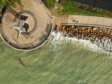 Santubong, Sarawak / Malezya - 29 Aralık 2020: Santubong 'un Yaratıcı Hava Atışları ve Malezya' nın Damai Sahilleri, Güney Çin Denizi 'nin yanında, arka planda Santubong Dağı bulunuyor..