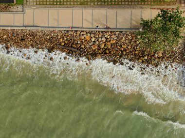 Santubong, Sarawak / Malezya - 29 Aralık 2020: Santubong 'un Yaratıcı Hava Atışları ve Malezya' nın Damai Sahilleri, Güney Çin Denizi 'nin yanında, arka planda Santubong Dağı bulunuyor..