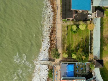 Santubong, Sarawak / Malezya - 29 Aralık 2020: Santubong 'un Yaratıcı Hava Atışları ve Malezya' nın Damai Sahilleri, Güney Çin Denizi 'nin yanında, arka planda Santubong Dağı bulunuyor..