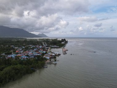 Santubong, Sarawak / Malezya - 29 Aralık 2020: Santubong 'un Yaratıcı Hava Atışları ve Malezya' nın Damai Sahilleri, Güney Çin Denizi 'nin yanında, arka planda Santubong Dağı bulunuyor..
