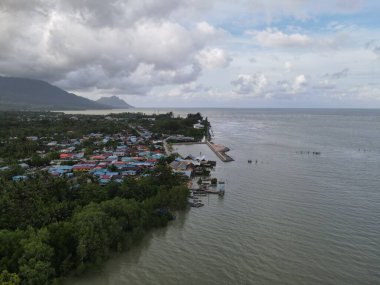 Santubong, Sarawak / Malezya - 29 Aralık 2020: Santubong 'un Yaratıcı Hava Atışları ve Malezya' nın Damai Sahilleri, Güney Çin Denizi 'nin yanında, arka planda Santubong Dağı bulunuyor..