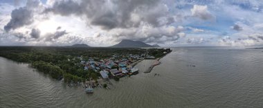 Santubong, Sarawak / Malezya - 29 Aralık 2020: Santubong 'un Yaratıcı Hava Atışları ve Malezya' nın Damai Sahilleri, Güney Çin Denizi 'nin yanında, arka planda Santubong Dağı bulunuyor..