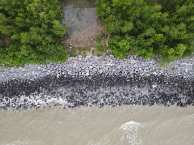 Santubong, Sarawak / Malezya - 29 Aralık 2020: Santubong 'un Yaratıcı Hava Atışları ve Malezya' nın Damai Sahilleri, Güney Çin Denizi 'nin yanında, arka planda Santubong Dağı bulunuyor..