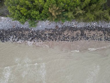 Santubong, Sarawak / Malezya - 29 Aralık 2020: Santubong 'un Yaratıcı Hava Atışları ve Malezya' nın Damai Sahilleri, Güney Çin Denizi 'nin yanında, arka planda Santubong Dağı bulunuyor..