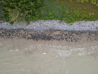 Santubong, Sarawak / Malezya - 29 Aralık 2020: Santubong 'un Yaratıcı Hava Atışları ve Malezya' nın Damai Sahilleri, Güney Çin Denizi 'nin yanında, arka planda Santubong Dağı bulunuyor..