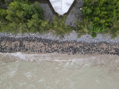 Santubong, Sarawak / Malezya - 29 Aralık 2020: Santubong 'un Yaratıcı Hava Atışları ve Malezya' nın Damai Sahilleri, Güney Çin Denizi 'nin yanında, arka planda Santubong Dağı bulunuyor..