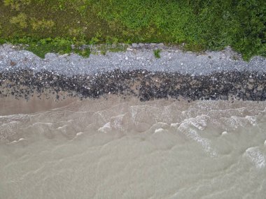 Santubong, Sarawak / Malezya - 29 Aralık 2020: Santubong 'un Yaratıcı Hava Atışları ve Malezya' nın Damai Sahilleri, Güney Çin Denizi 'nin yanında, arka planda Santubong Dağı bulunuyor..