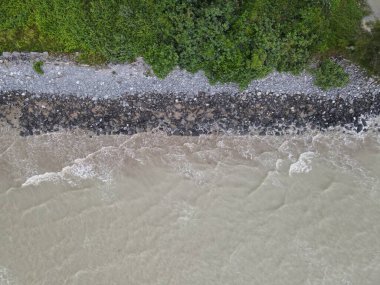 Santubong, Sarawak / Malezya - 29 Aralık 2020: Santubong 'un Yaratıcı Hava Atışları ve Malezya' nın Damai Sahilleri, Güney Çin Denizi 'nin yanında, arka planda Santubong Dağı bulunuyor..
