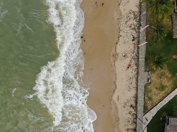 Santubong, Sarawak / Malezya - 29 Aralık 2020: Santubong 'un Yaratıcı Hava Atışları ve Malezya' nın Damai Sahilleri, Güney Çin Denizi 'nin yanında, arka planda Santubong Dağı bulunuyor..