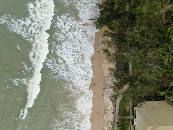 马来西亚沙捞越三都邦 2020年12月29日 马来西亚沙捞越三都邦和大梅湾的创意空中射击 在南中国海旁边 以雄伟的三都邦山为背景 — 图库照片