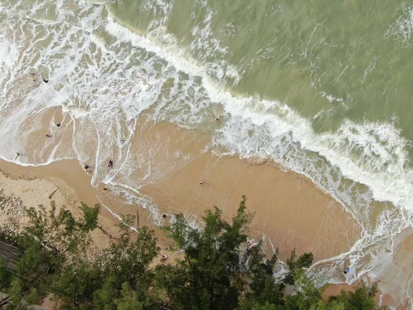 Santubong, Sarawak / Malezya - 29 Aralık 2020: Santubong 'un Yaratıcı Hava Atışları ve Malezya' nın Damai Sahilleri, Güney Çin Denizi 'nin yanında, arka planda Santubong Dağı bulunuyor..