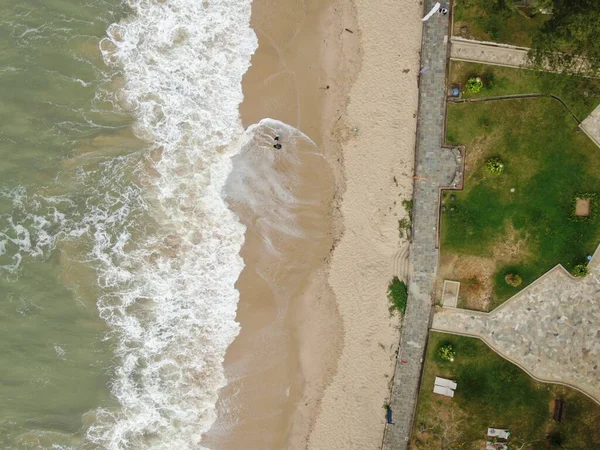 Santubong, Sarawak / Malezya - 29 Aralık 2020: Santubong 'un Yaratıcı Hava Atışları ve Malezya' nın Damai Sahilleri, Güney Çin Denizi 'nin yanında, arka planda Santubong Dağı bulunuyor..