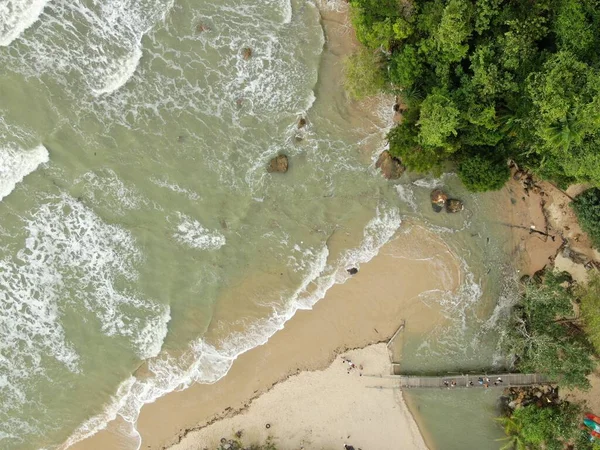 Santubong, Sarawak / Malezya - 29 Aralık 2020: Santubong 'un Yaratıcı Hava Atışları ve Malezya' nın Damai Sahilleri, Güney Çin Denizi 'nin yanında, arka planda Santubong Dağı bulunuyor..