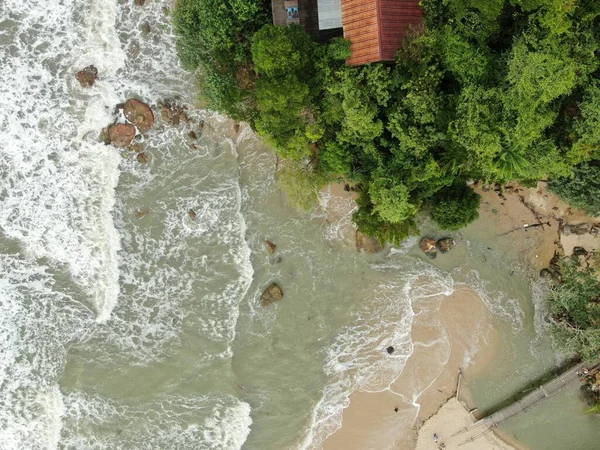 Santubong, Sarawak / Malezya - 29 Aralık 2020: Santubong 'un Yaratıcı Hava Atışları ve Malezya' nın Damai Sahilleri, Güney Çin Denizi 'nin yanında, arka planda Santubong Dağı bulunuyor..