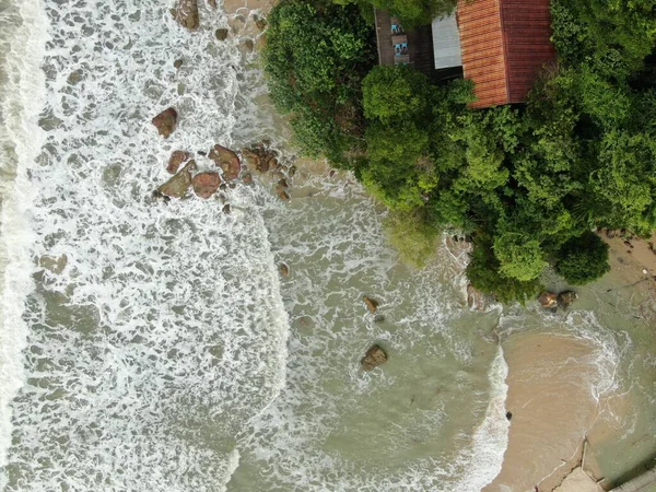 Santubong, Sarawak / Malezya - 29 Aralık 2020: Santubong 'un Yaratıcı Hava Atışları ve Malezya' nın Damai Sahilleri, Güney Çin Denizi 'nin yanında, arka planda Santubong Dağı bulunuyor..