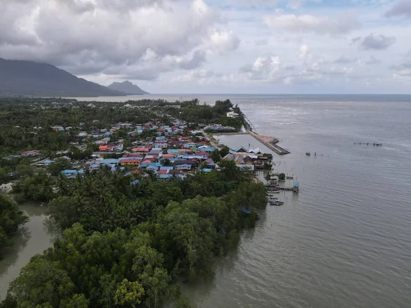 Santubong, Sarawak / Malezya - 29 Aralık 2020: Santubong 'un Yaratıcı Hava Atışları ve Malezya' nın Damai Sahilleri, Güney Çin Denizi 'nin yanında, arka planda Santubong Dağı bulunuyor..