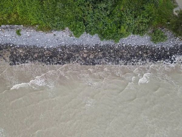 Santubong, Sarawak / Malezya - 29 Aralık 2020: Santubong 'un Yaratıcı Hava Atışları ve Malezya' nın Damai Sahilleri, Güney Çin Denizi 'nin yanında, arka planda Santubong Dağı bulunuyor..