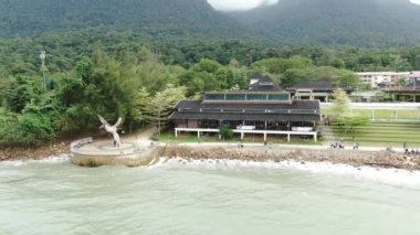 Santubong 'un yaratıcı hava atışları ve Sarawak Malezya' nın Damai sahilleri, Güney Çin Denizi 'nin yanında, arka planda güçlü Santubong Dağı var.