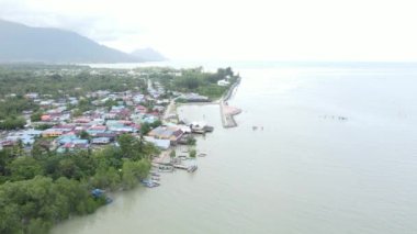 Santubong 'un yaratıcı hava atışları ve Sarawak Malezya' nın Damai sahilleri, Güney Çin Denizi 'nin yanında, arka planda güçlü Santubong Dağı var.