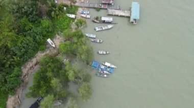 Santubong 'un yaratıcı hava atışları ve Sarawak Malezya' nın Damai sahilleri, Güney Çin Denizi 'nin yanında, arka planda güçlü Santubong Dağı var.