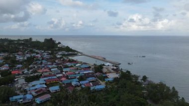 Santubong 'un yaratıcı hava atışları ve Sarawak Malezya' nın Damai sahilleri, Güney Çin Denizi 'nin yanında, arka planda güçlü Santubong Dağı var.