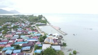 Santubong 'un yaratıcı hava atışları ve Sarawak Malezya' nın Damai sahilleri, Güney Çin Denizi 'nin yanında, arka planda güçlü Santubong Dağı var.