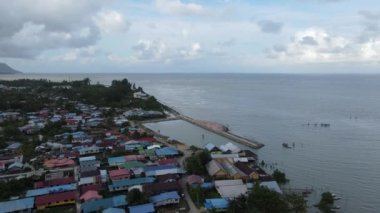 Santubong 'un yaratıcı hava atışları ve Sarawak Malezya' nın Damai sahilleri, Güney Çin Denizi 'nin yanında, arka planda güçlü Santubong Dağı var.