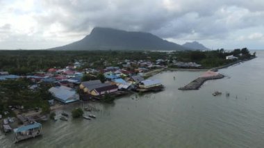 Santubong 'un yaratıcı hava atışları ve Sarawak Malezya' nın Damai sahilleri, Güney Çin Denizi 'nin yanında, arka planda güçlü Santubong Dağı var.