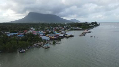 Santubong 'un yaratıcı hava atışları ve Sarawak Malezya' nın Damai sahilleri, Güney Çin Denizi 'nin yanında, arka planda güçlü Santubong Dağı var.