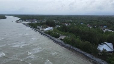 Santubong 'un yaratıcı hava atışları ve Sarawak Malezya' nın Damai sahilleri, Güney Çin Denizi 'nin yanında, arka planda güçlü Santubong Dağı var.