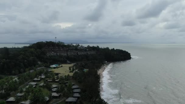 南シナ海の横にあるサラワク マレーシアの三ツ峰とダマイ ビーチの創造的な空中ショット 背景としての巨大な三ツ峰 — ストック動画