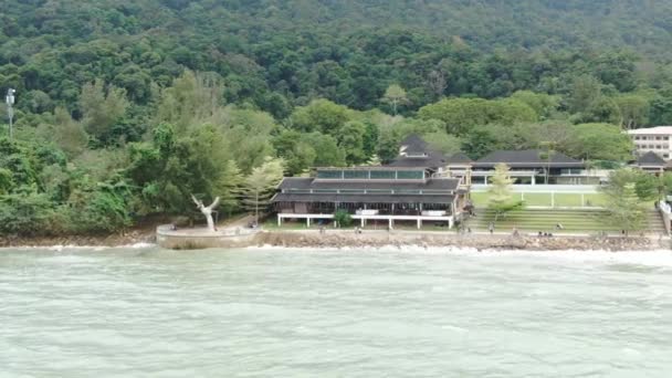 南シナ海の横にあるサラワク マレーシアの三ツ峰とダマイ ビーチの創造的な空中ショット 背景としての巨大な三ツ峰 — ストック動画