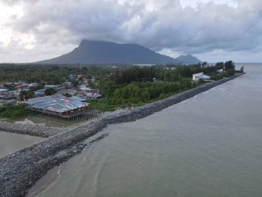 Santubong, Sarawak / Malezya - 29 Aralık 2020: Santubong 'un Yaratıcı Hava Atışları ve Malezya' nın Damai Sahilleri, Güney Çin Denizi 'nin yanında, arka planda Santubong Dağı bulunuyor..